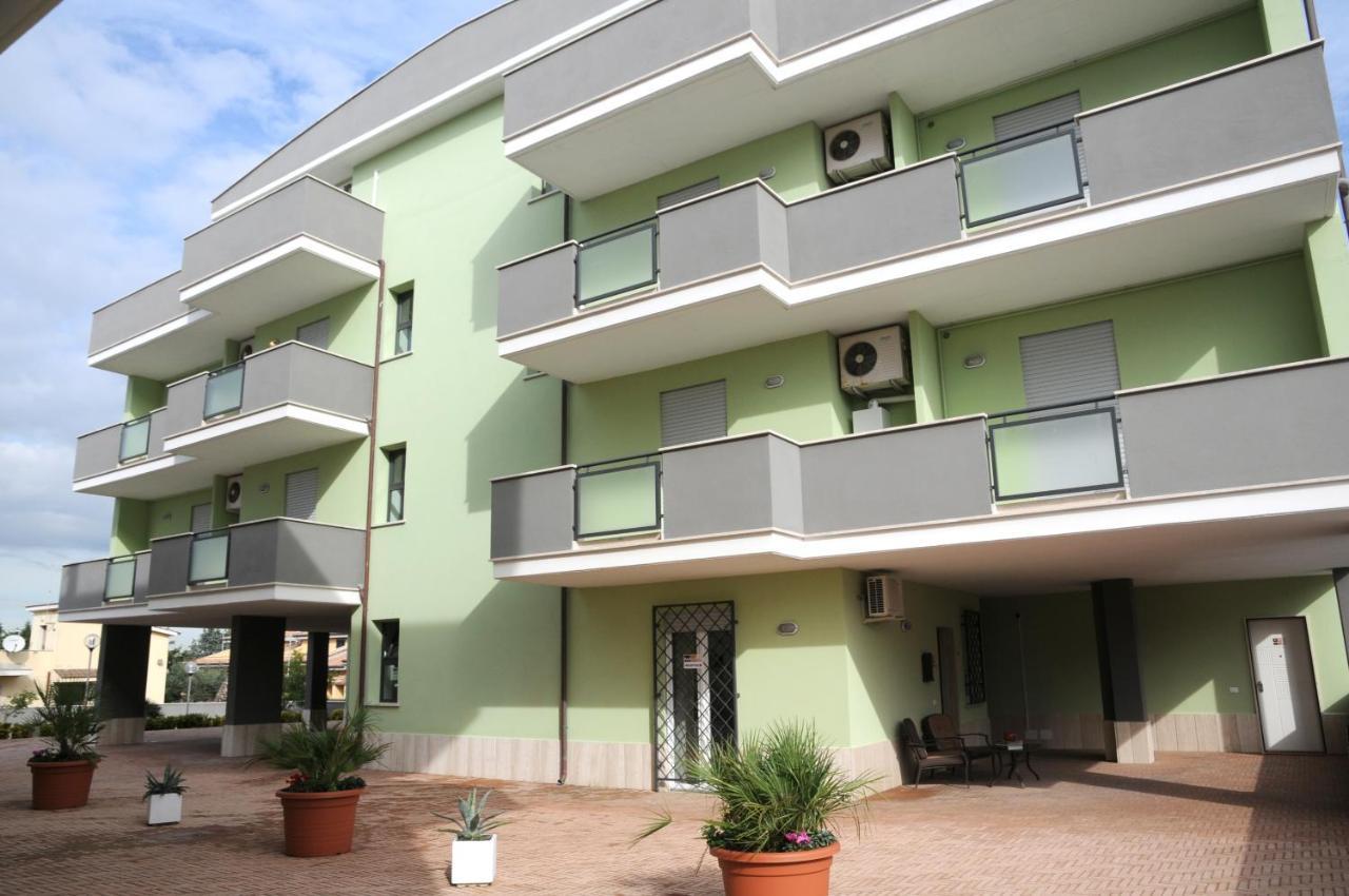 Isa Airport Aparthotel 3*