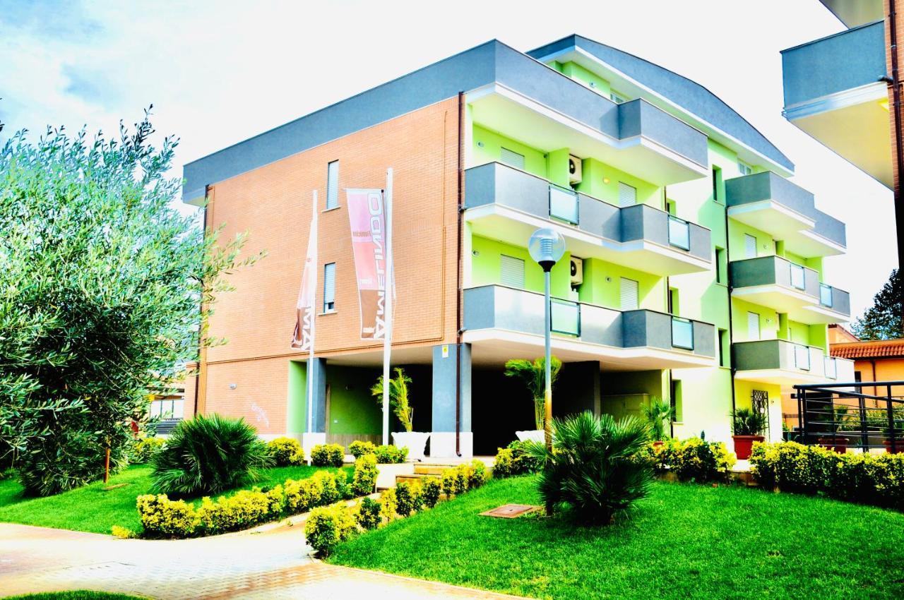 Isa Airport Aparthotel 3*
